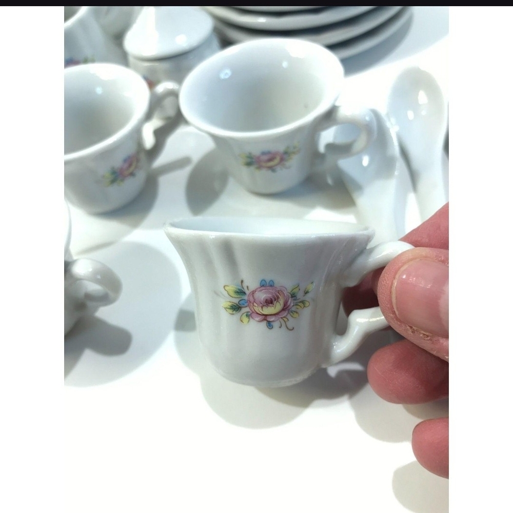 Delton Collectable Tea Set - Picture 5 of 6